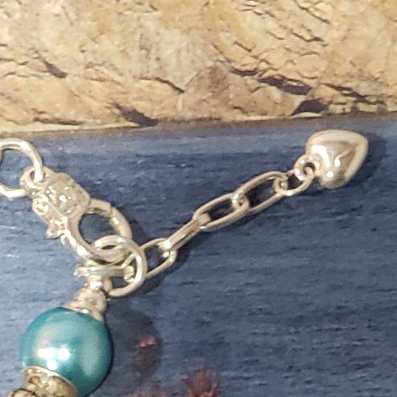 (P-007) Bracelet avec billes et breloques