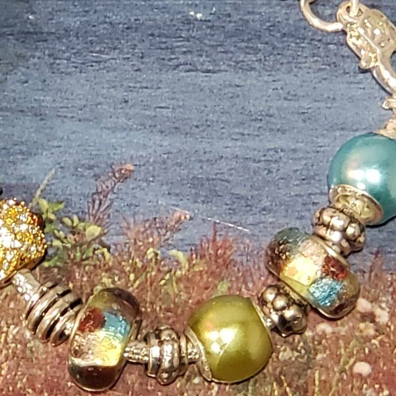 (P-007) Bracelet avec billes et breloques
