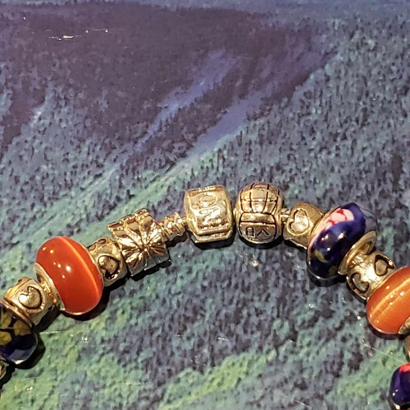 (P-014) Bracelet avec billes et breloques