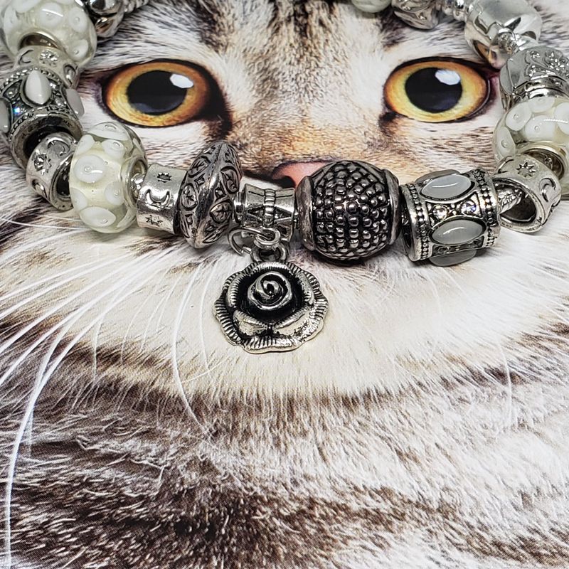 (P-033) Bracelet avec billes et breloques