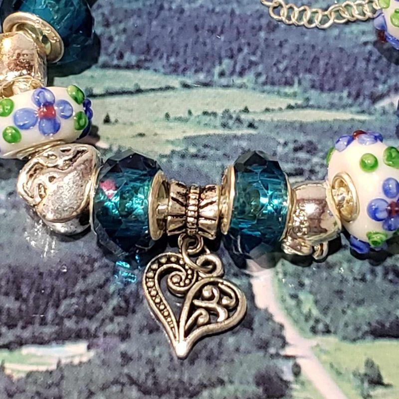 (P-008) Bracelet avec billes et breloques