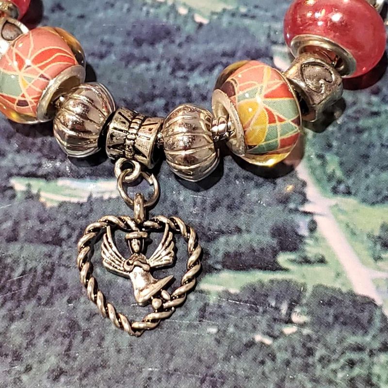 (P-012) Bracelet avec billes et breloques