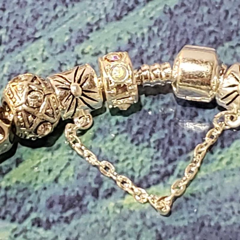 (P-024) Bracelet avec billes et breloques