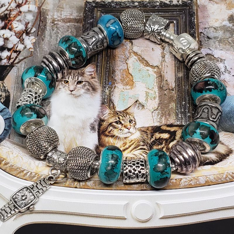 (P-032) Bracelet avec billes et breloques