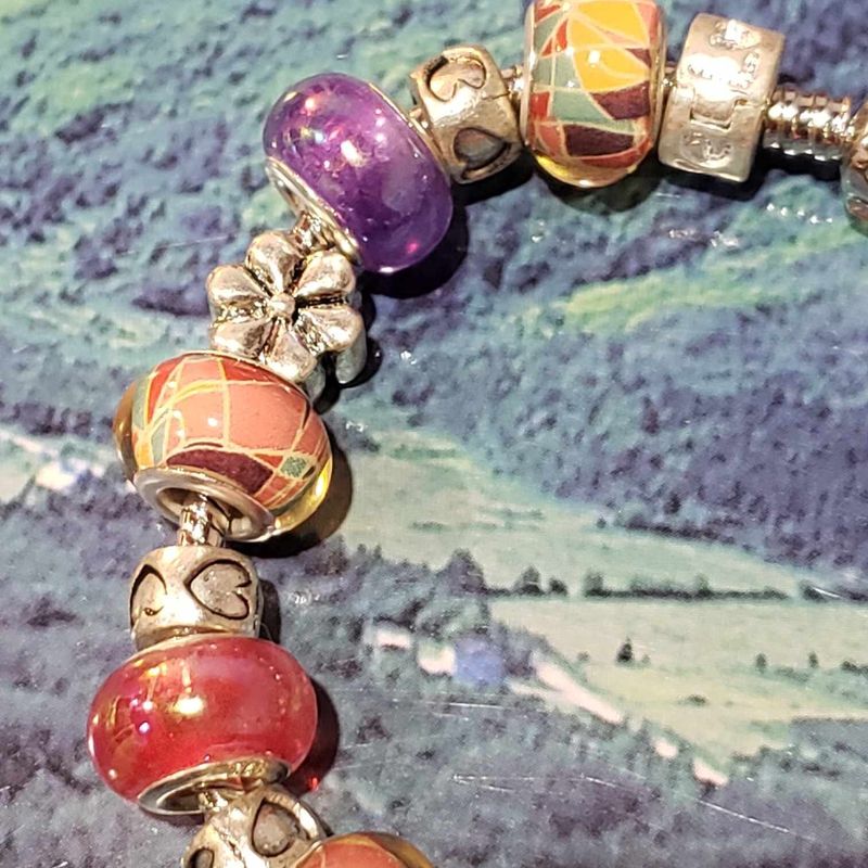 (P-012) Bracelet avec billes et breloques