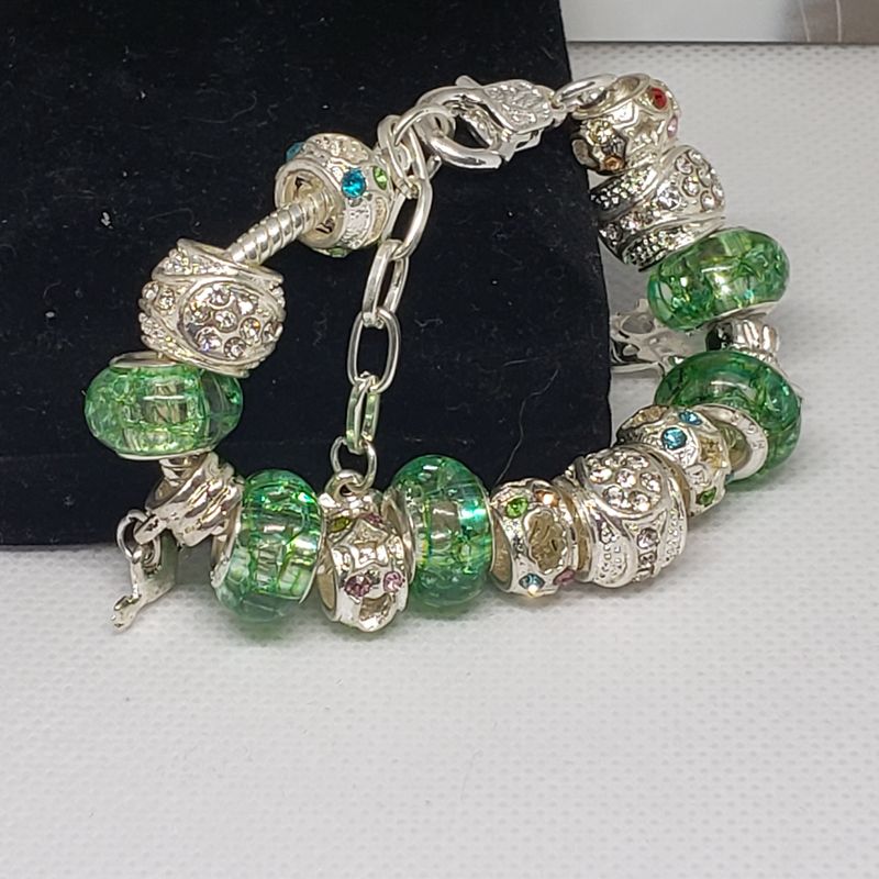 (P-046) Bracelet avec billes et breloques