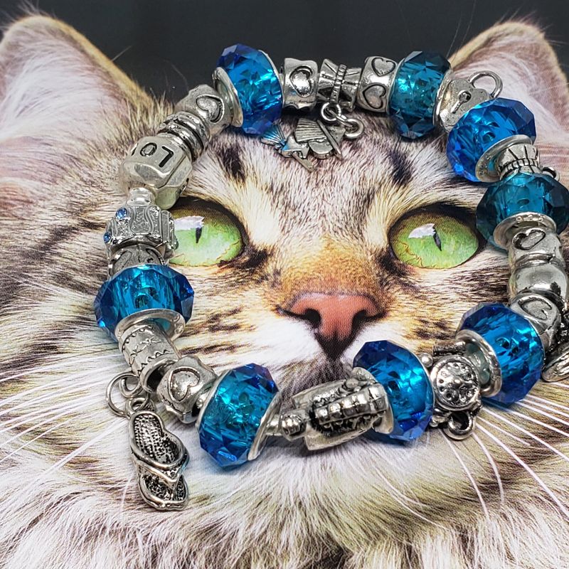 (P-034) Bracelet avec billes et breloques