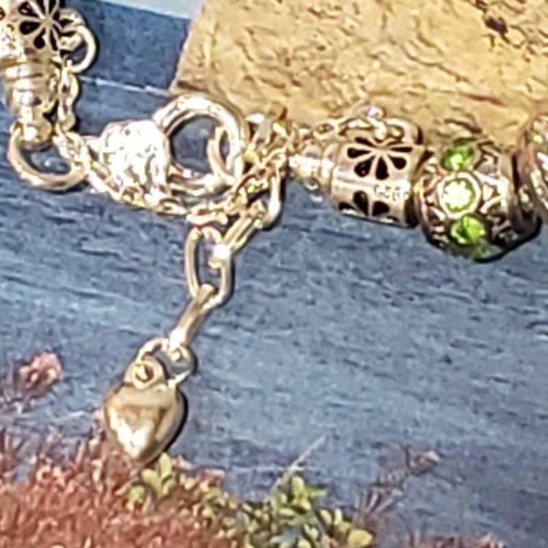 (P-010) Bracelet avec billes et breloques