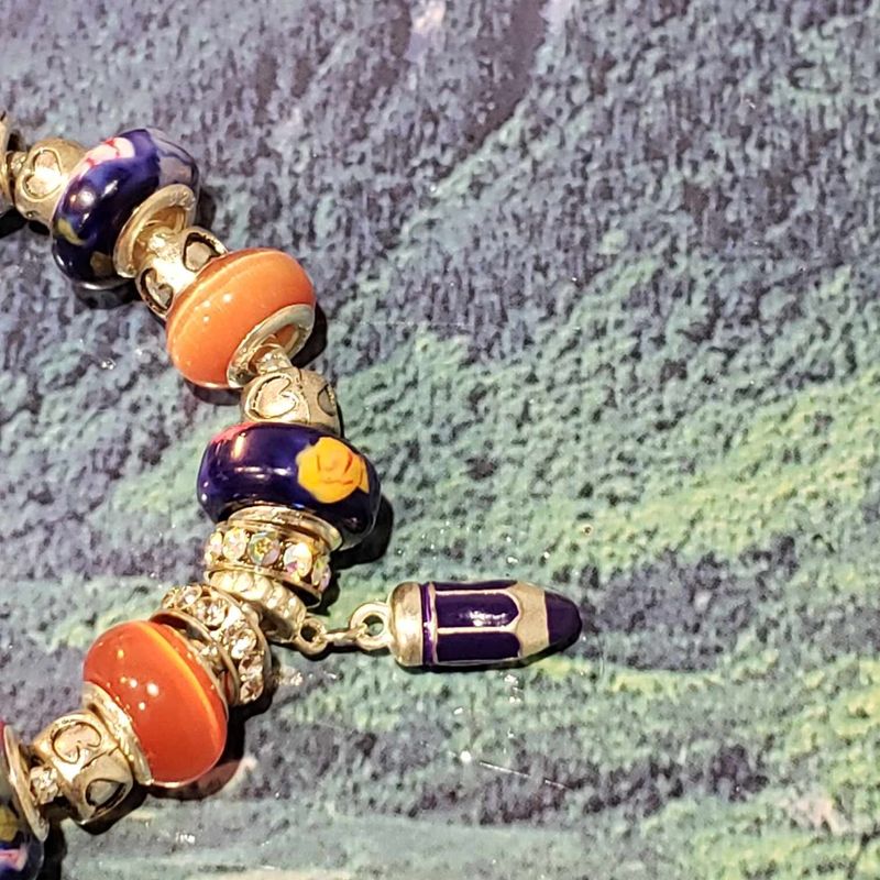 (P-014) Bracelet avec billes et breloques