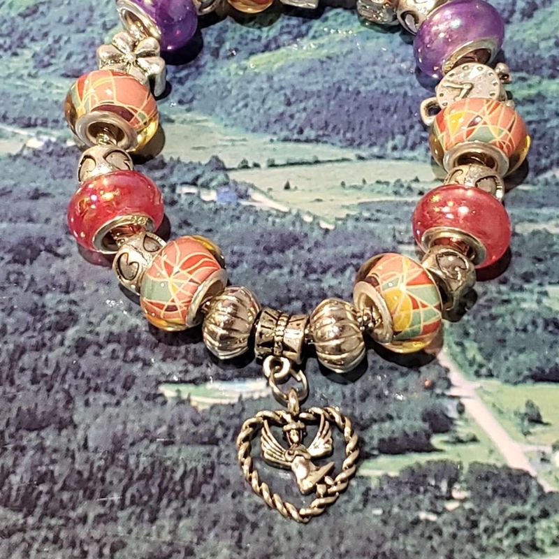 (P-012) Bracelet avec billes et breloques
