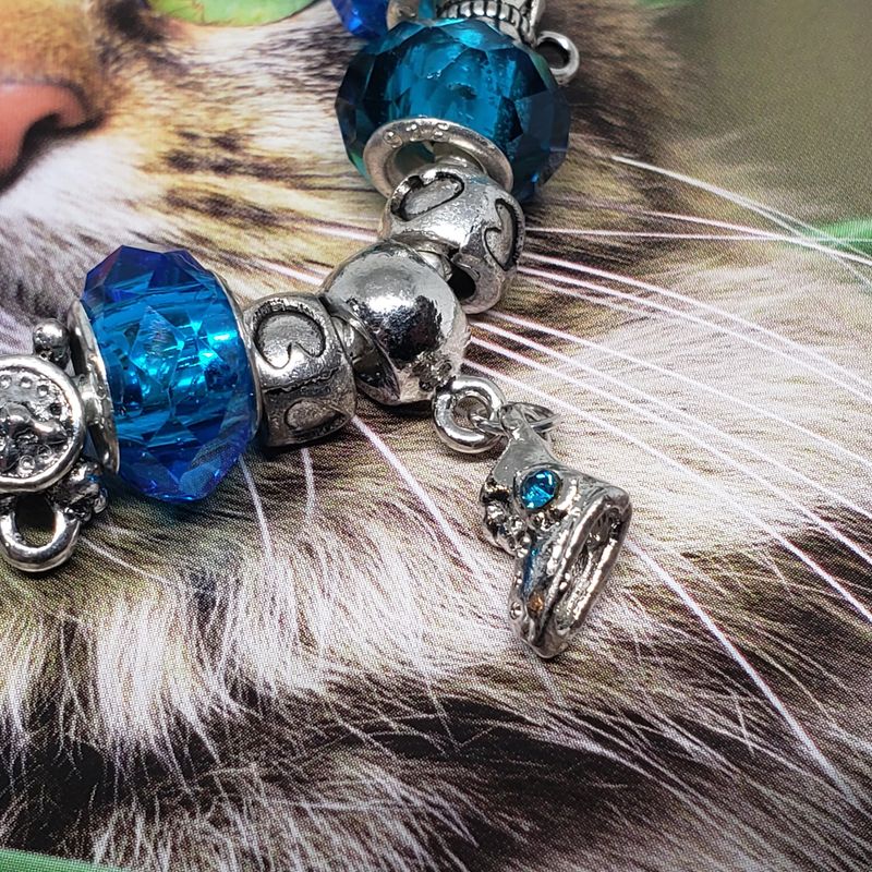 (P-034) Bracelet avec billes et breloques