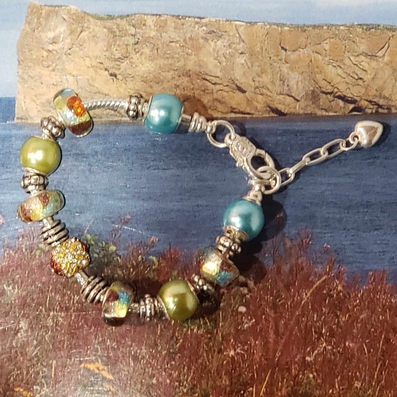 (P-007) Bracelet avec billes et breloques