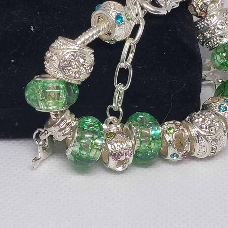 (P-046) Bracelet avec billes et breloques