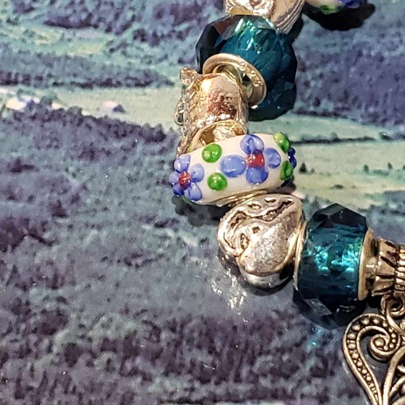 (P-008) Bracelet avec billes et breloques