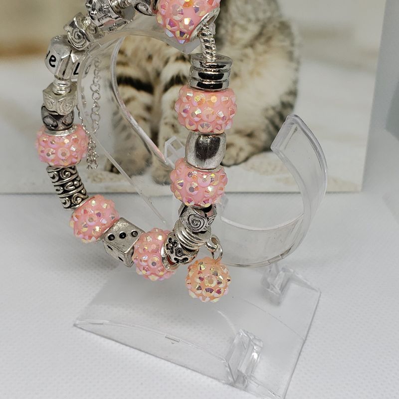 (P-044) Bracelet avec billes et breloques