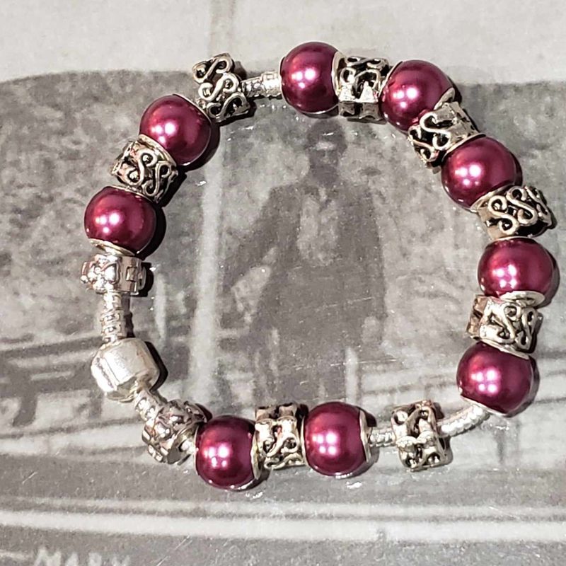 (P-009) Bracelet avec billes et breloques