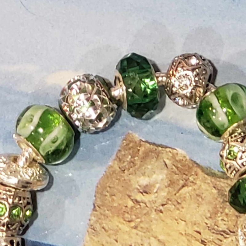 (P-010) Bracelet avec billes et breloques