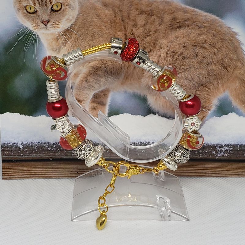 (P-041) Bracelet avec billes et breloques