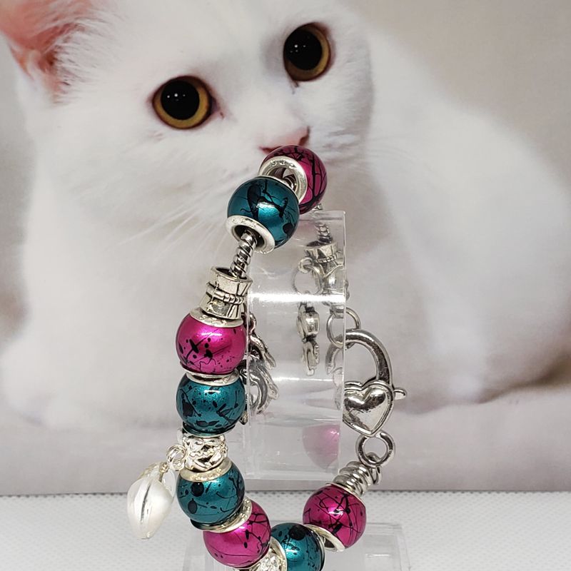 (P-040) Bracelet avec billes et breloques