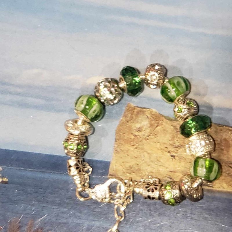 (P-010) Bracelet avec billes et breloques