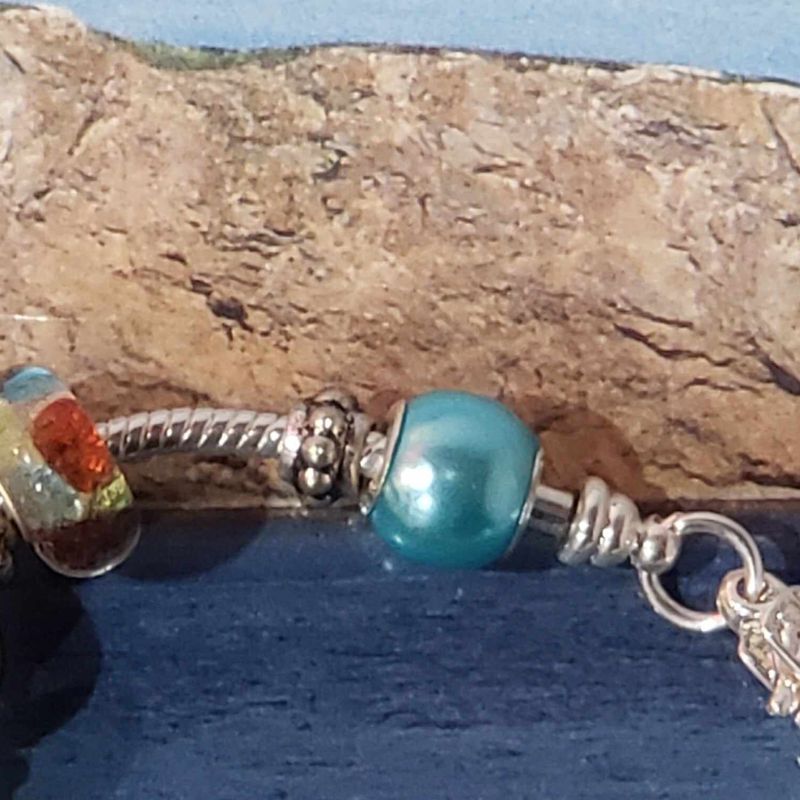 (P-007) Bracelet avec billes et breloques