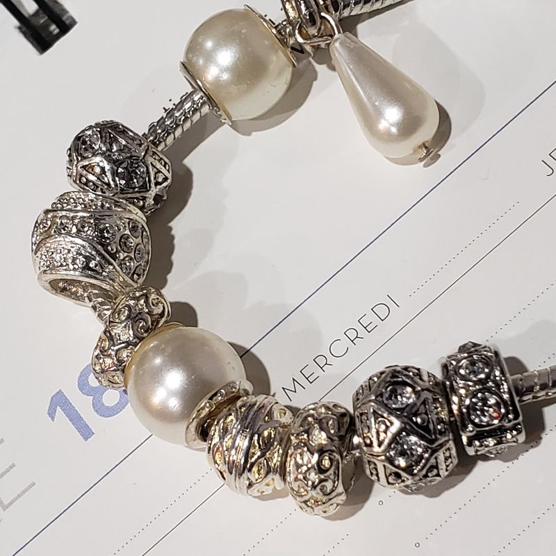 (P-026) Bracelet avec billes et breloques