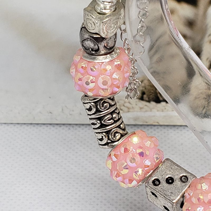 (P-044) Bracelet avec billes et breloques