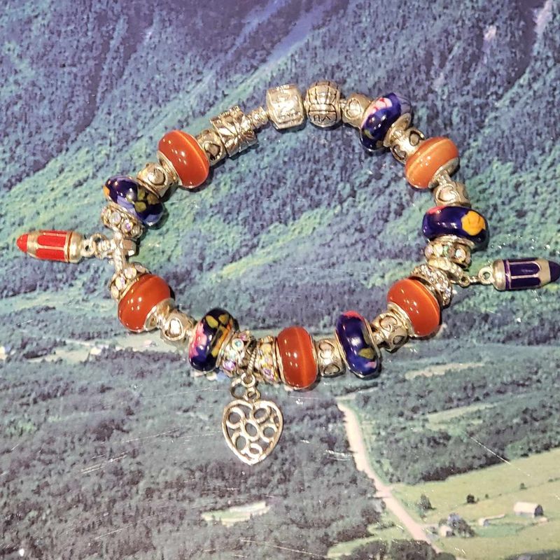 (P-014) Bracelet avec billes et breloques