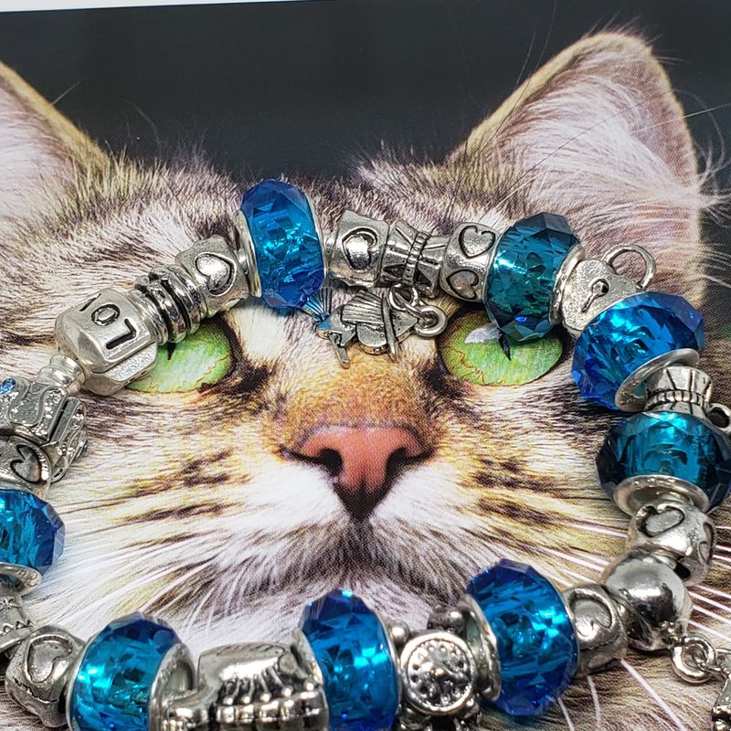 (P-034) Bracelet avec billes et breloques