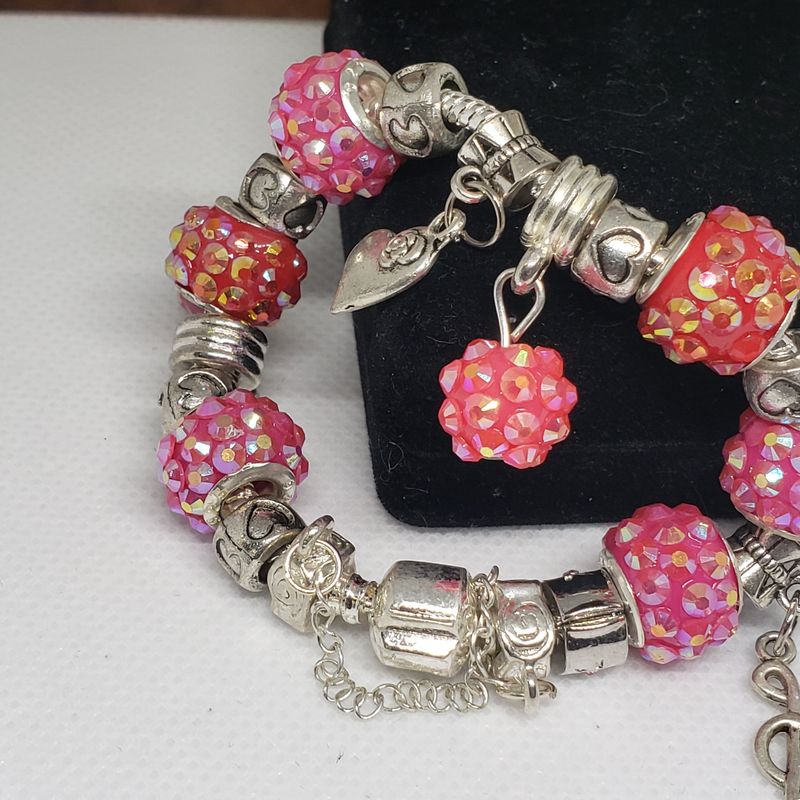 (P-047) Bracelet avec billes et breloques