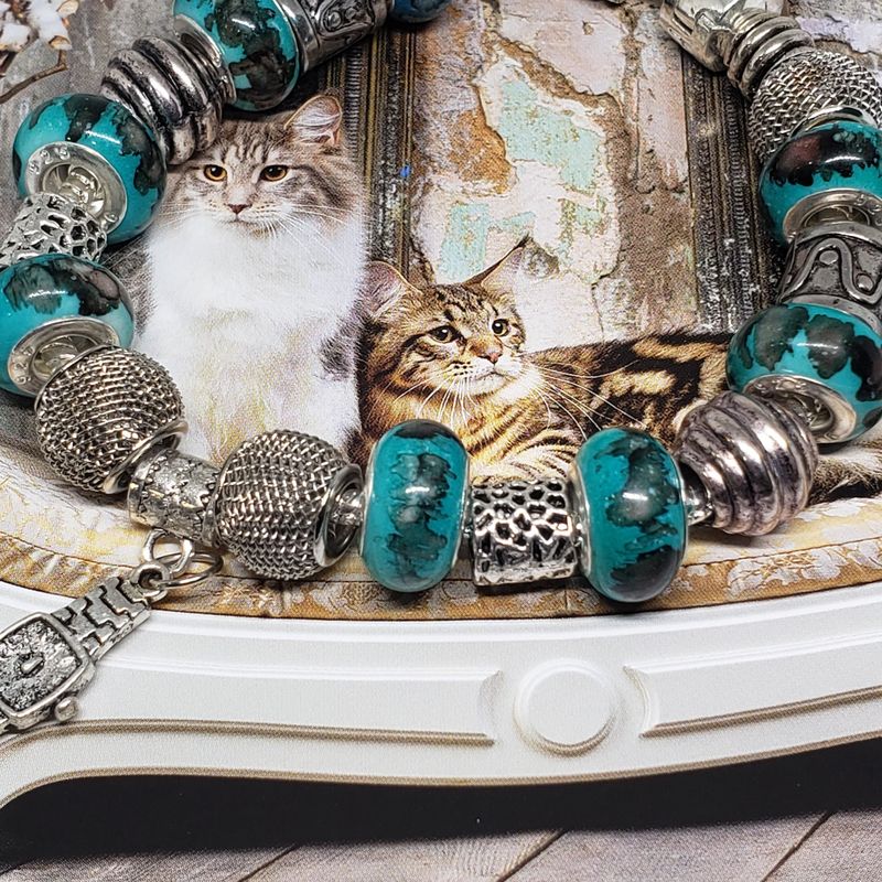 (P-032) Bracelet avec billes et breloques