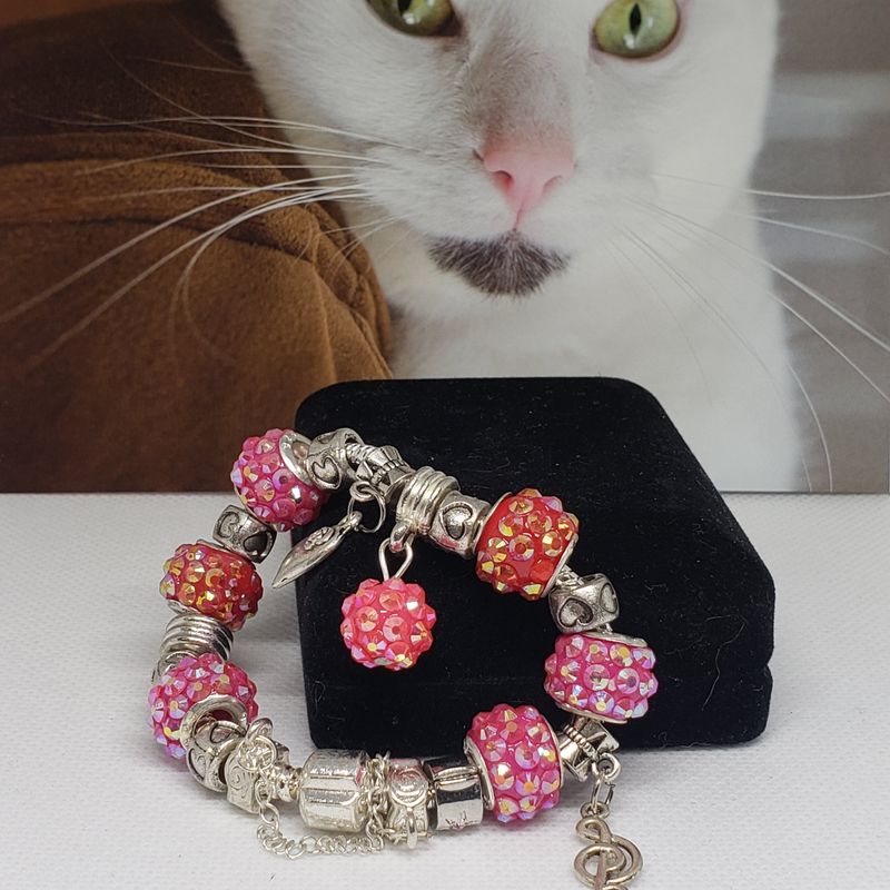 (P-047) Bracelet avec billes et breloques