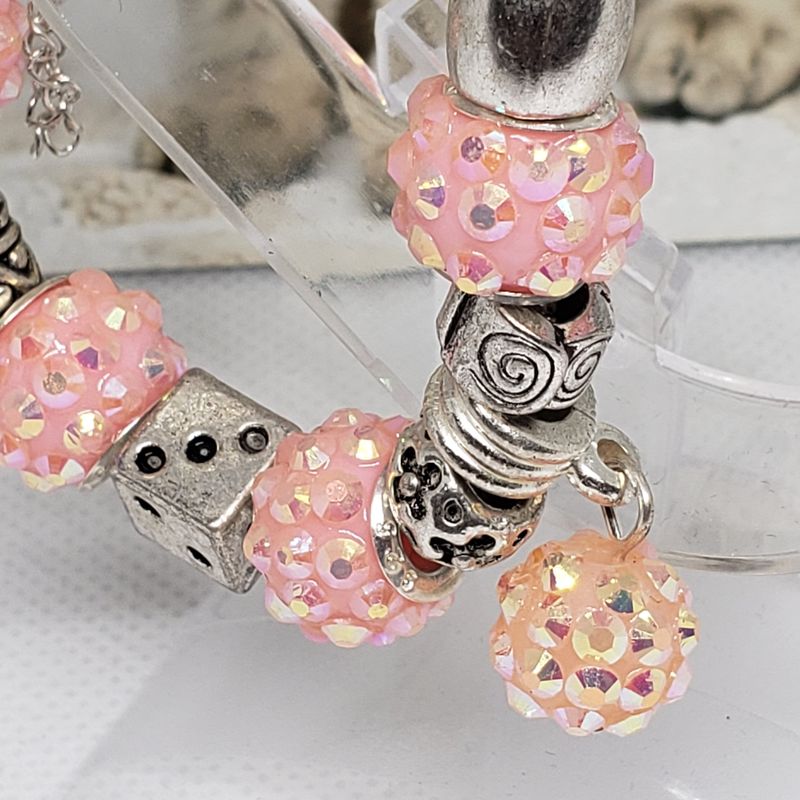 (P-044) Bracelet avec billes et breloques