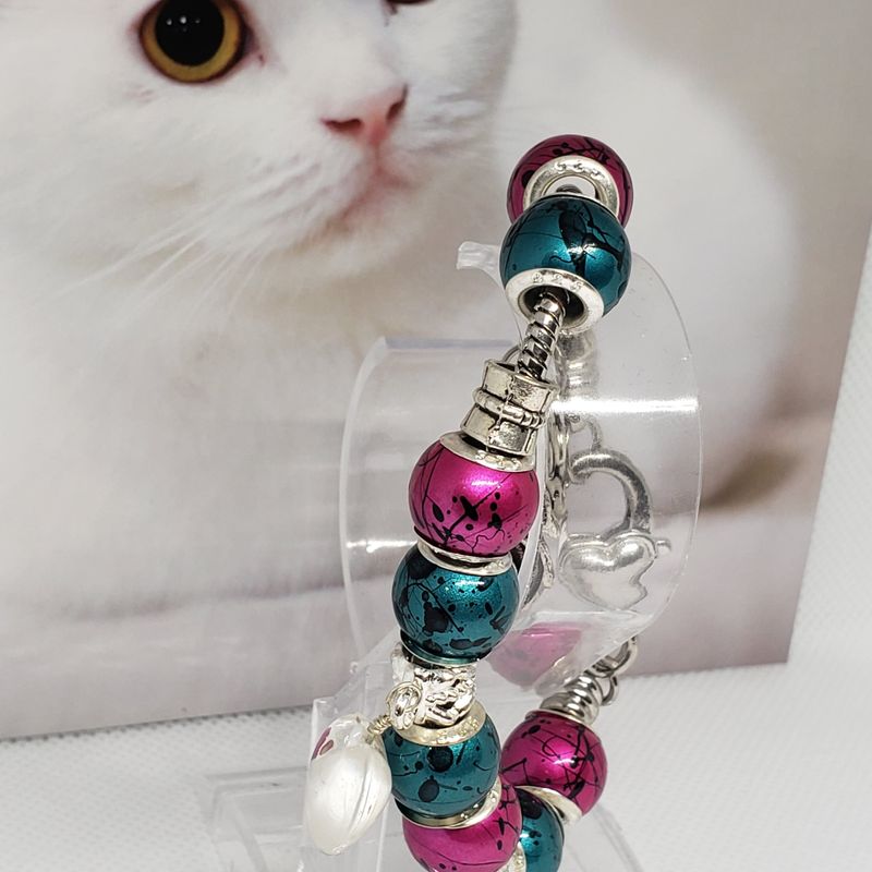 (P-040) Bracelet avec billes et breloques