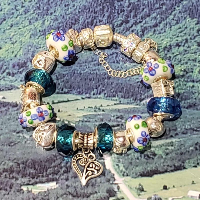 (P-008) Bracelet avec billes et breloques