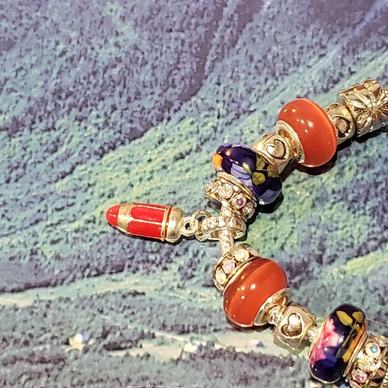 (P-014) Bracelet avec billes et breloques
