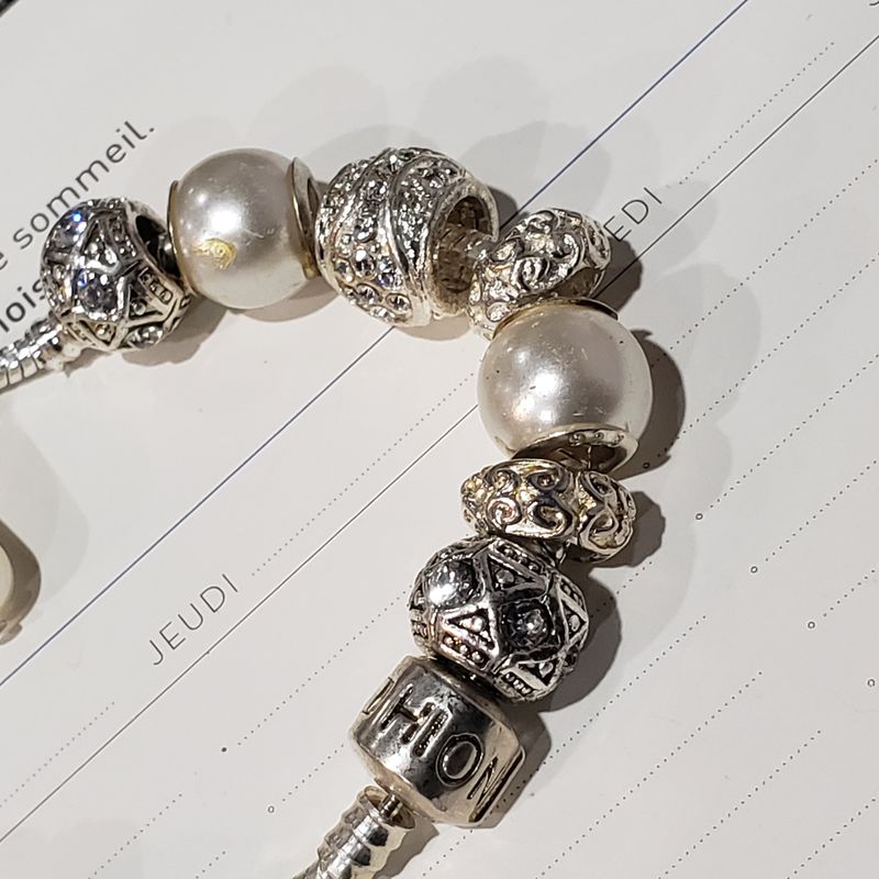 (P-026) Bracelet avec billes et breloques