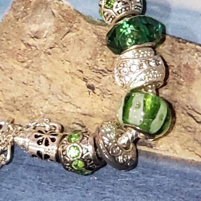 (P-010) Bracelet avec billes et breloques