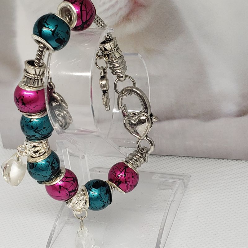 (P-040) Bracelet avec billes et breloques