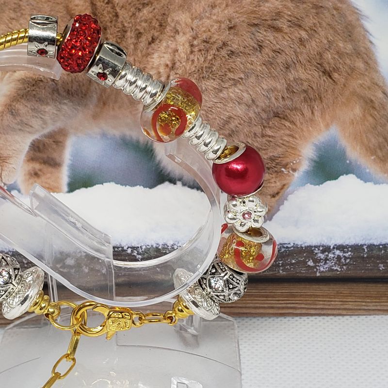 (P-041) Bracelet avec billes et breloques
