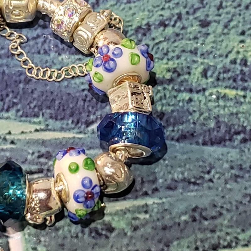 (P-008) Bracelet avec billes et breloques