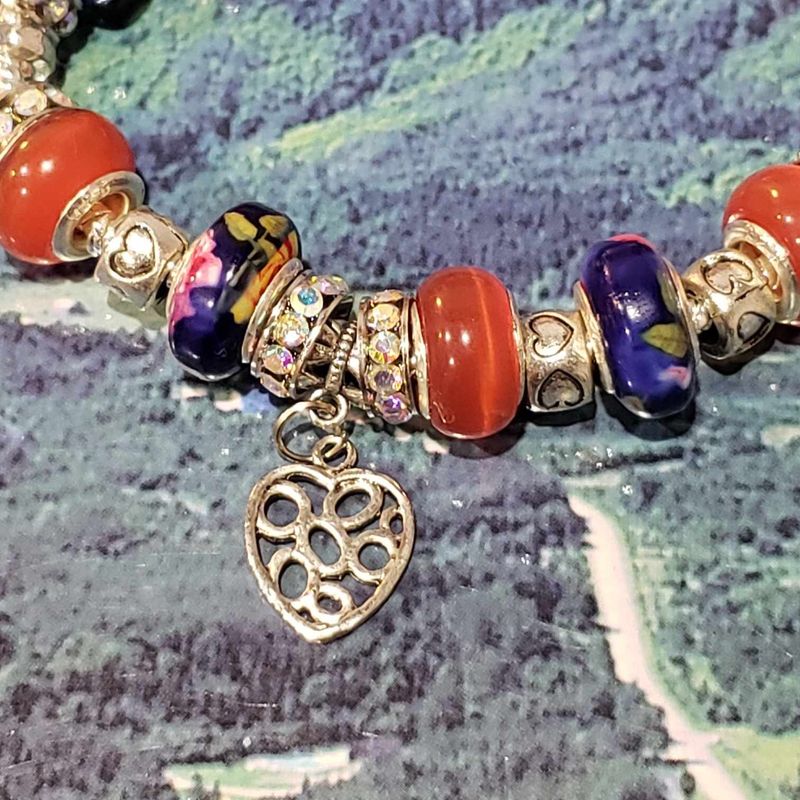 (P-014) Bracelet avec billes et breloques