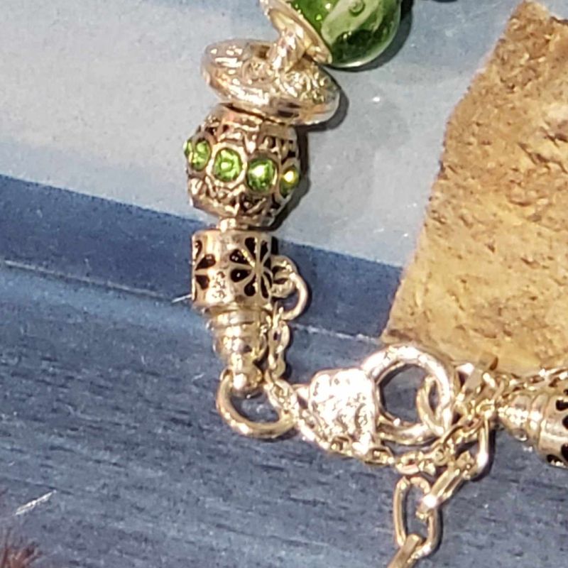 (P-010) Bracelet avec billes et breloques