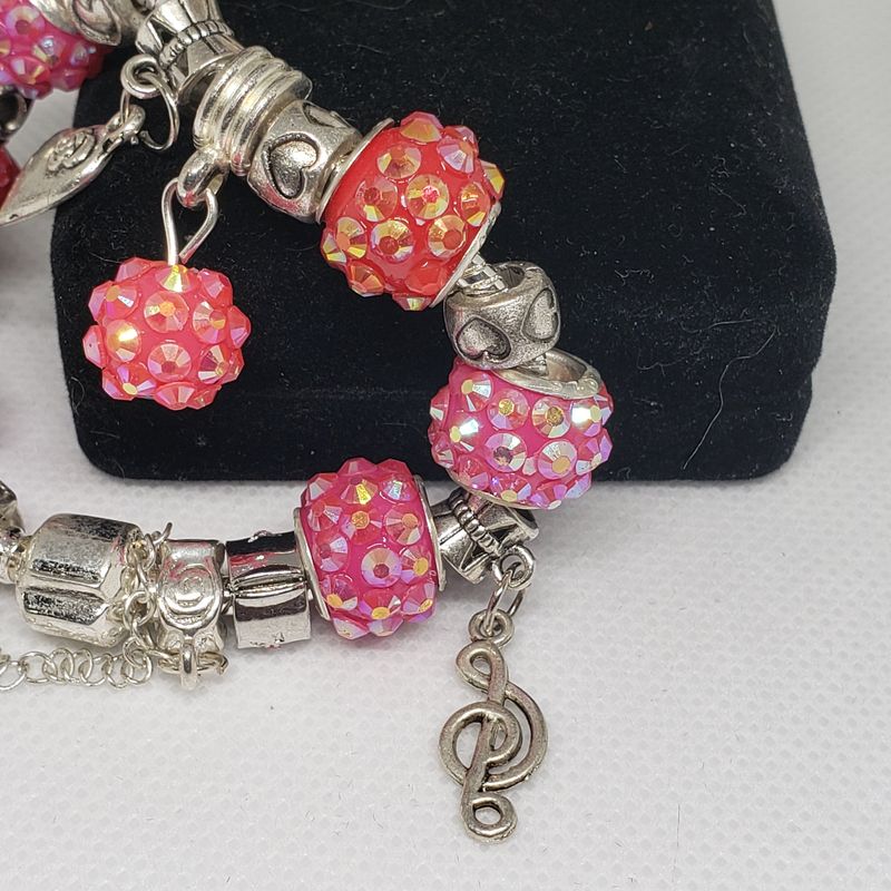 (P-047) Bracelet avec billes et breloques