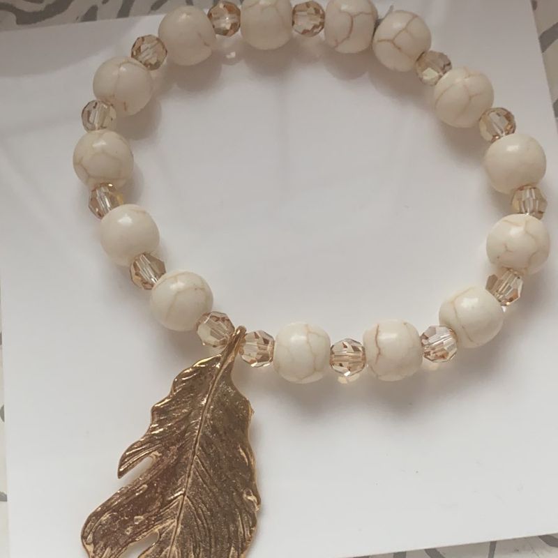 Bracelet de perles de Turquoise Blanche avec Plume en Or