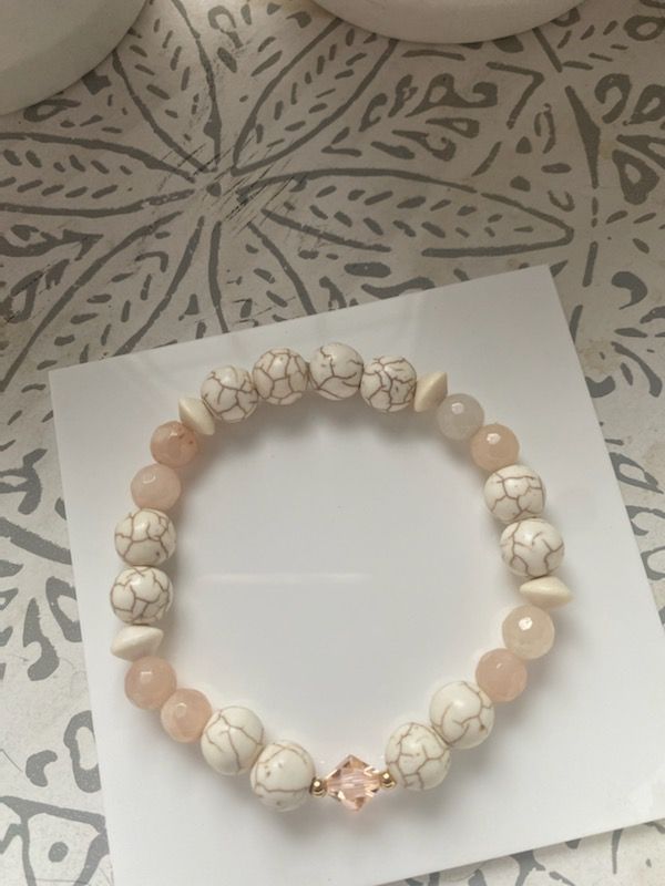 Bracelet d'Howlite et de perles à facettes en quartz