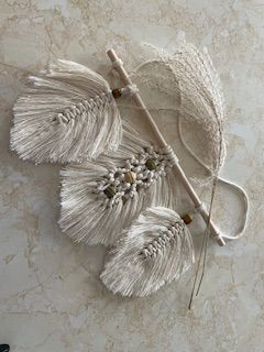 Décoration murale bohème en plume de macramé moderne, style minimaliste et scandi boho.