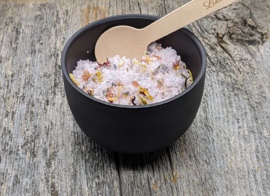 Sel de bain au CBD et pétales de rose 🌹