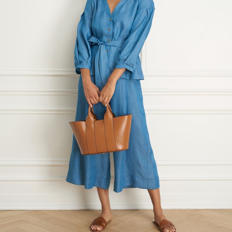 Blouse wth billowy sleeve aned belt