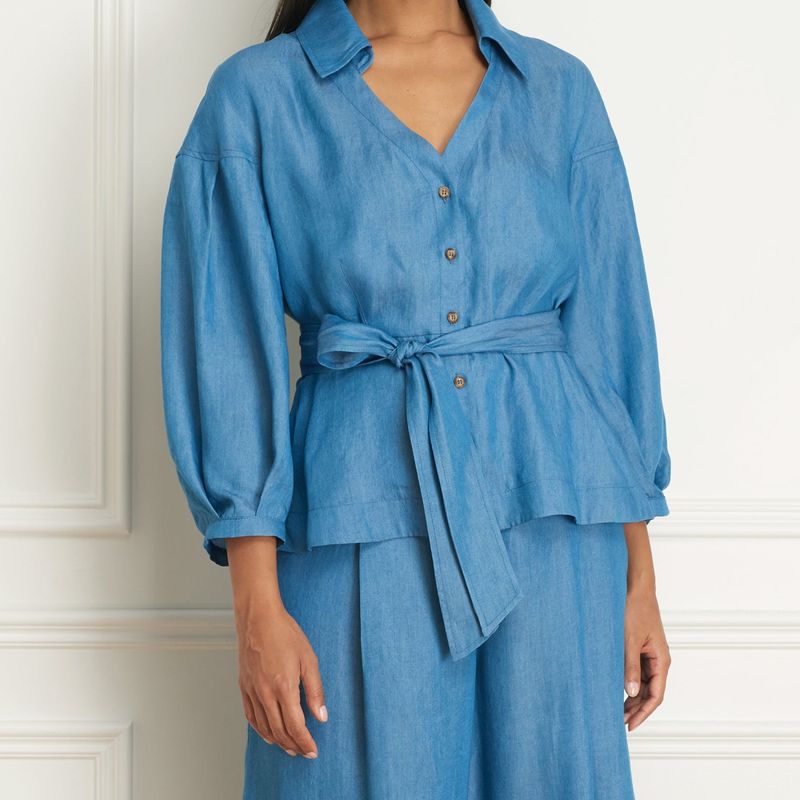Blouse wth billowy sleeve aned belt